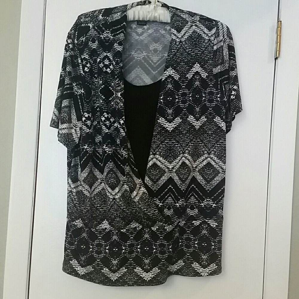 Woman's black and white top sz XL. Faux wrap